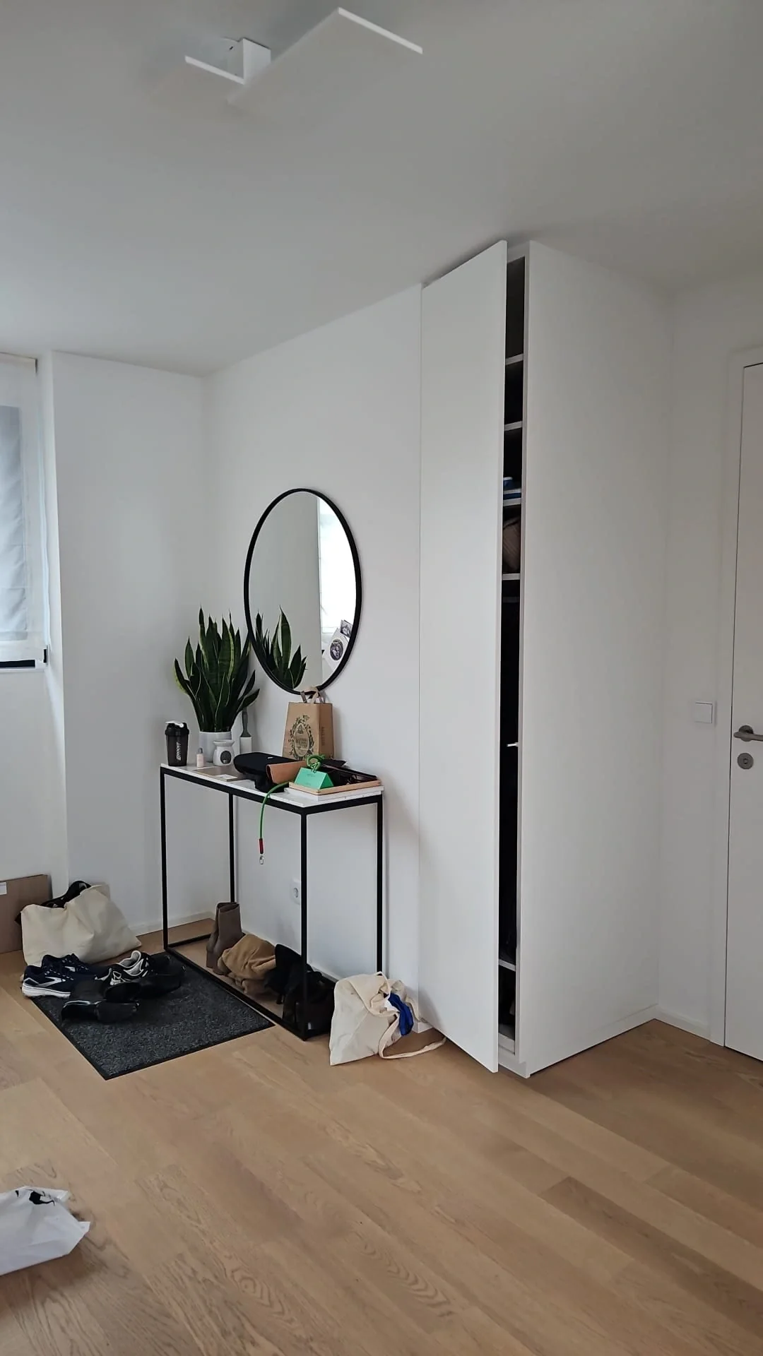 Garderobe D&ouml;bling vor der Neugestaltung: wei&szlig;er Schrank und offene Ablage im Eingangsbereich.