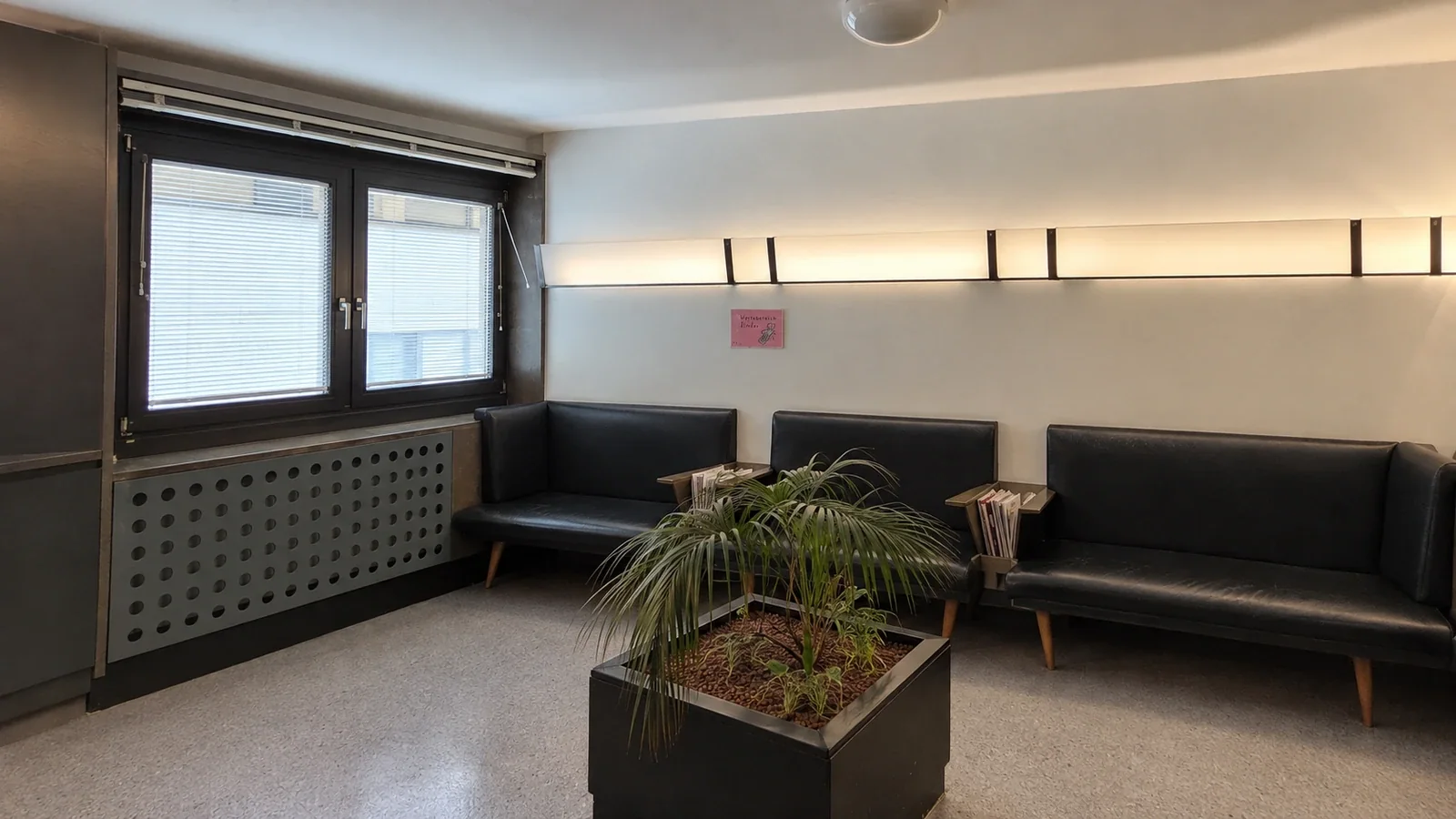Zahnarztordi in Wien &mdash; Wartebereich vor dem Umbau