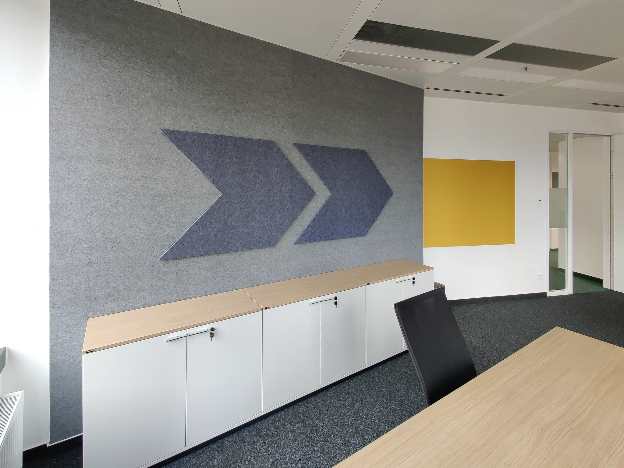 FCC Austria &middot; Foto &middot; Ausf&uuml;hrung &middot; Realisierte FCC-Pfeilwand mit Sideboard